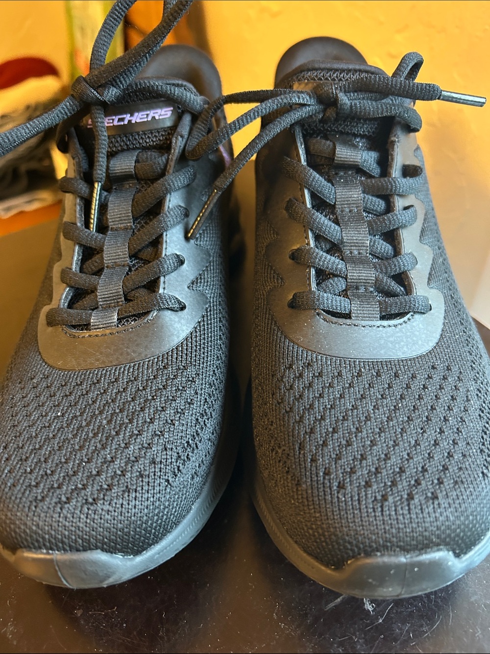 Sketchers swift fit memory foam black sneakers size 8